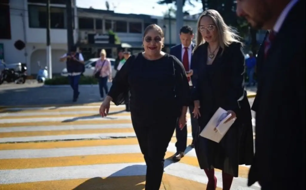 Imagen Padres de familia denuncian cobros excesivos de hasta 3 mil 500 pesos por uniformes escolares: SEV
