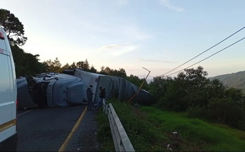 Imagen Se registra aparatosa volcadura de tráiler en autopista de Veracruz 