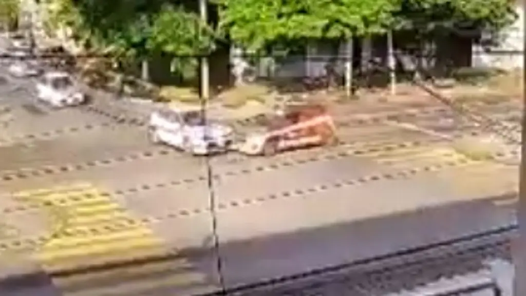 Imagen Captan momento exacto del fuerte choque entre un taxi y un carro en Veracruz (+Video)
