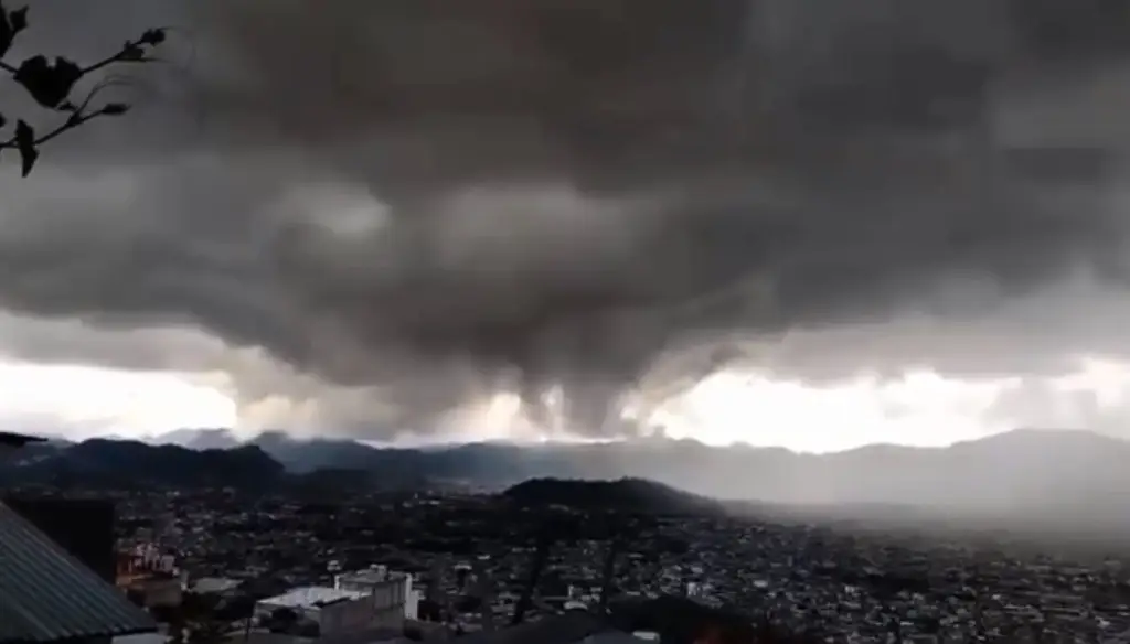 Imagen Tornados sorprenden a habitantes en San Cristóbal de las Casas y deja daños (VIDEO)