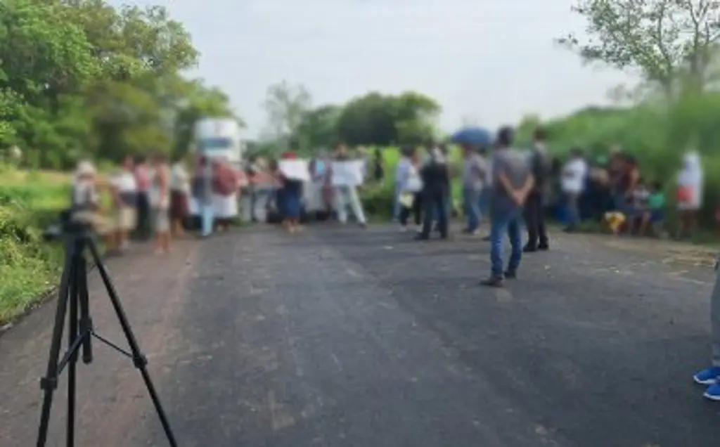 Imagen Reportan bloqueo de manifestantes en esta autopista y carretera de Veracruz