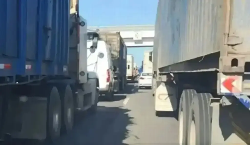 Imagen Tome precauciones, se registra carga vehicular en autopista de Veracruz