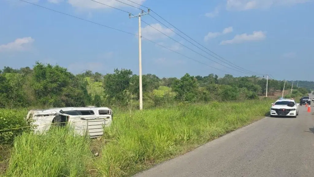 Imagen Fuerte volcadura de camioneta en carretera de Veracruz; hay cierre parcial
