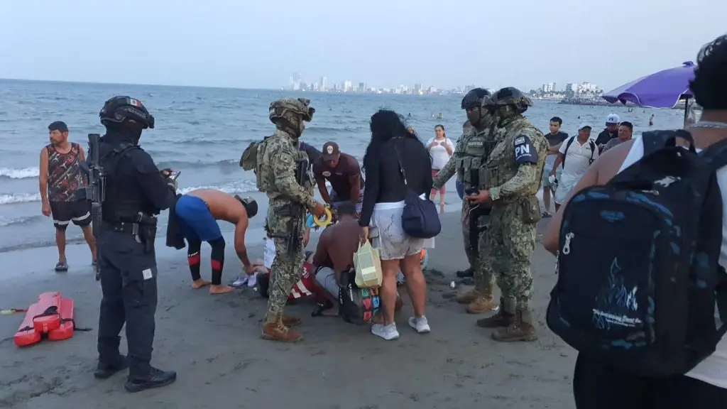 Imagen Rescatan a adulto mayor de morir ahogado en playa de Veracruz; estaba presuntamente tomado