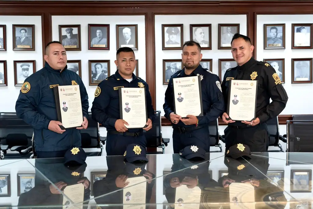 Imagen Ascienden a policías que salvaron a adolescente de incendio en CDMX