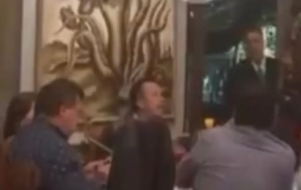 Imagen Exhiben a Cuitláhuac García, ex gobernador de Veracruz en restaurante de lujo en CDMX 