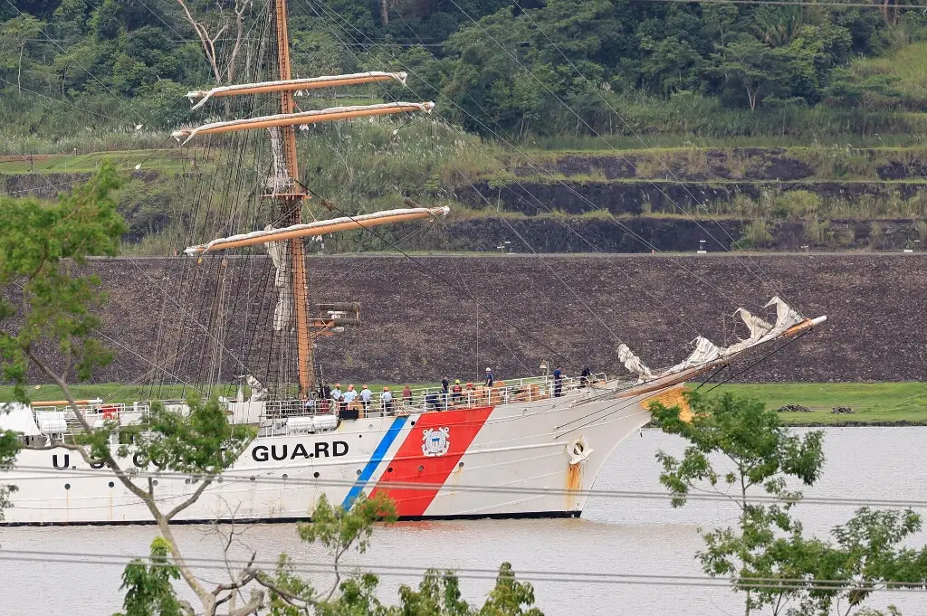 Imagen Velero de la Guardia Costera de EU cruza el Canal de Panamá 
