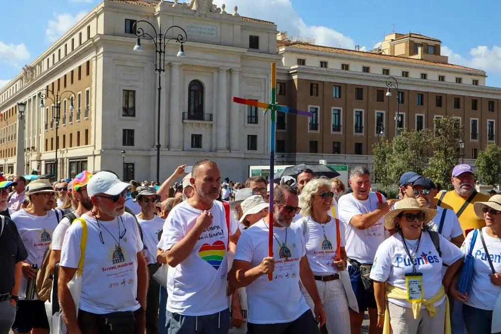 Imagen Católicos LGTBIQ+ cruzan la Puerta Santa de San Pedro en el Jubileo (+Video)