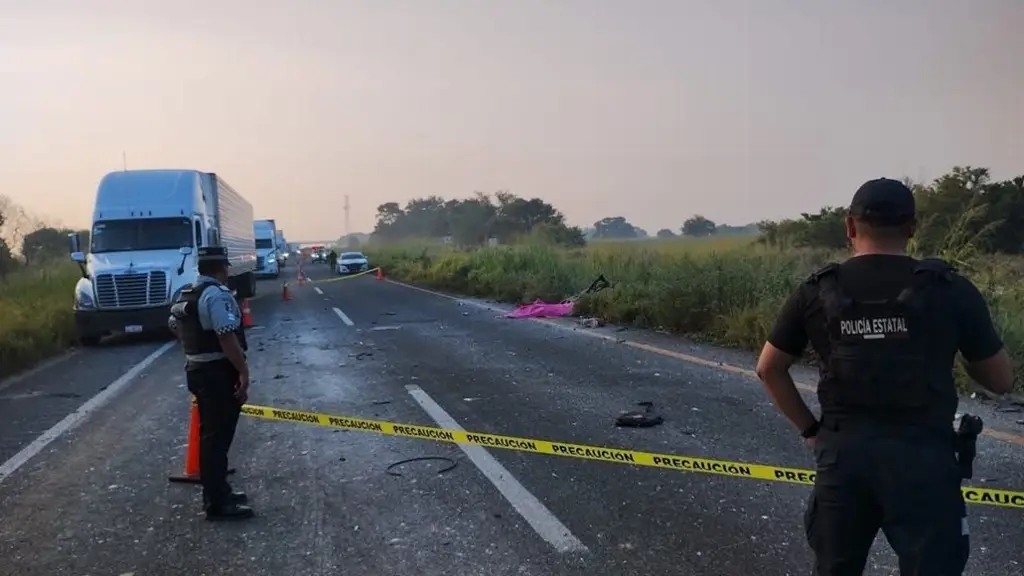 Imagen Camioneta con pirotecnia vuelca y se incendia; murieron dos personas calcinadas