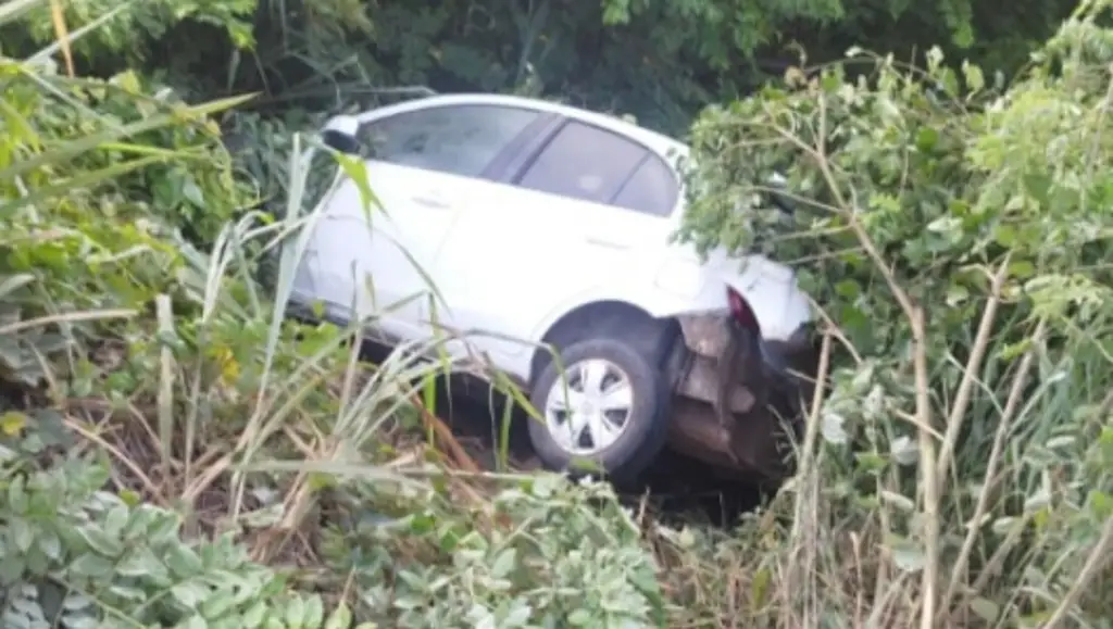 Imagen Aparatosa volcadura de carro en carretera de Veracruz; hay cierre parcial