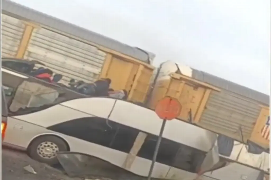 Imagen Arrolla tren autobús en Atlacomulco; reportan 8 muertos y más de 40 heridos