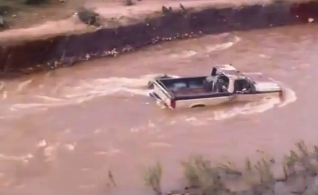 Imagen Muere familia al intentar cruzar en camioneta un río en Durango