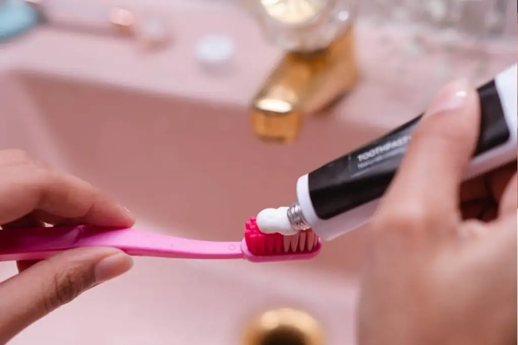 Imagen Desarrollan pasta dental con sargazo para combatir bacterias orales