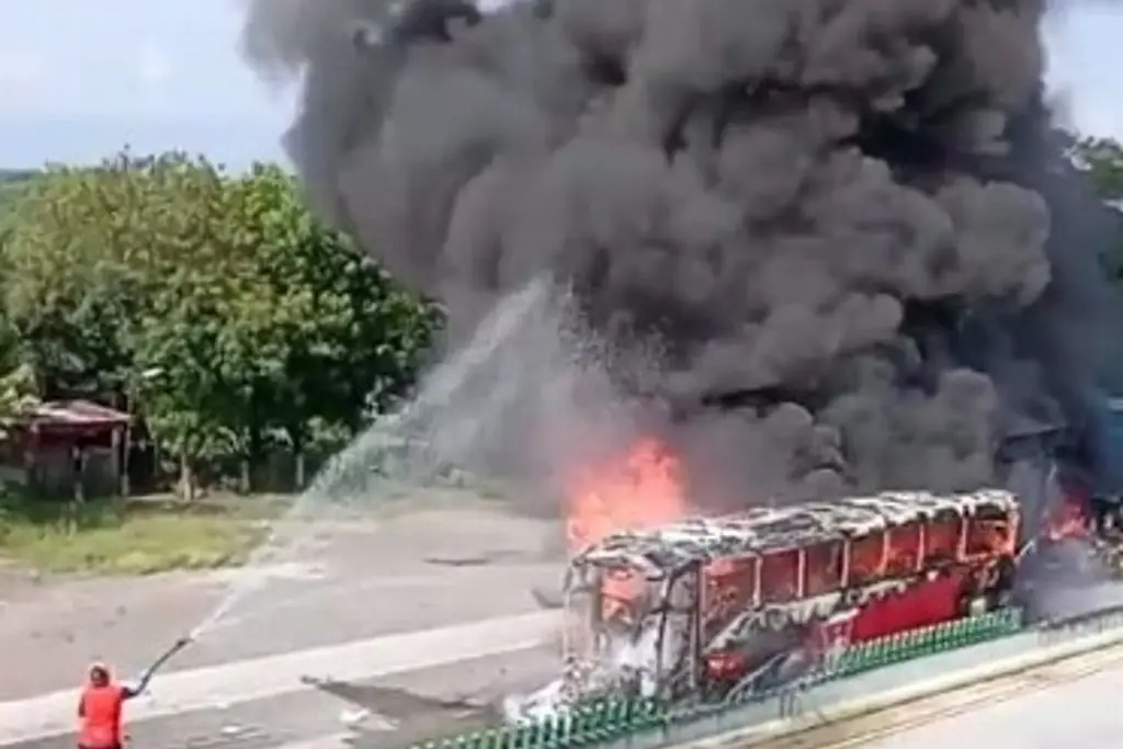 Imagen Reportan 14 lesionados por incendio de autobús en la Córdoba–Veracruz