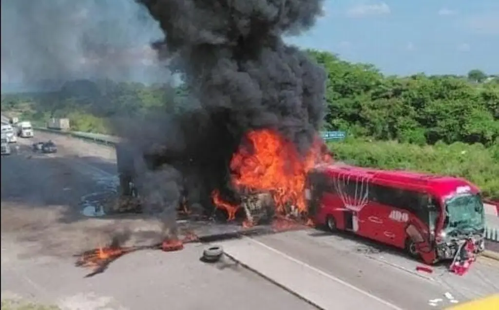 Imagen Choque múltiple deja autobús y tráiler calcinado, 14 lesionados y rapiña 