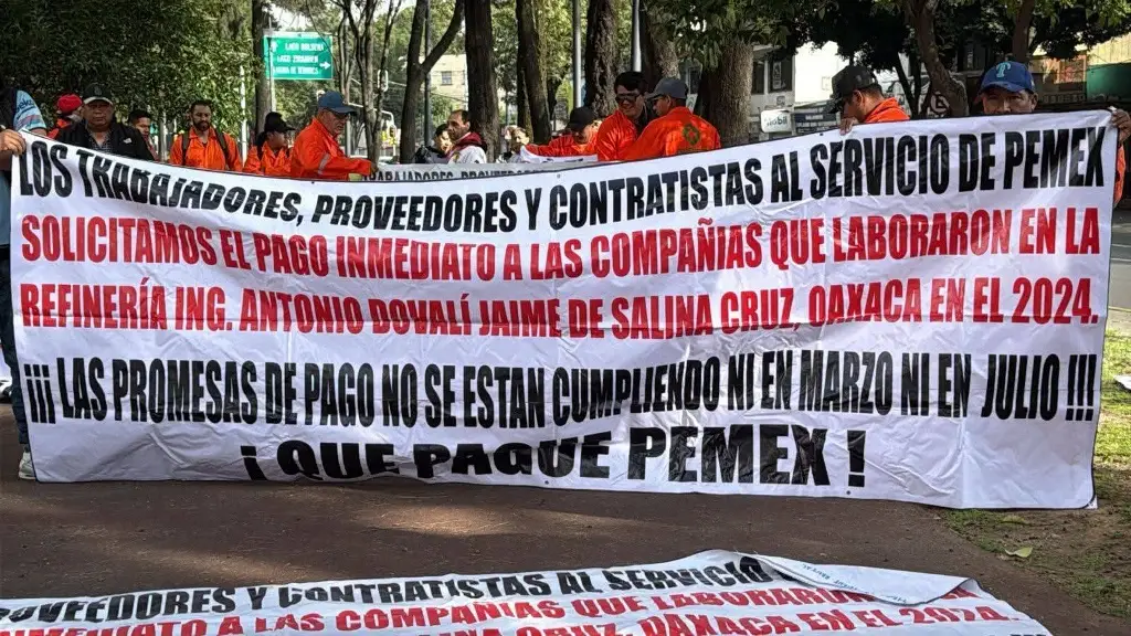 Imagen Protestan contratistas de refinería de Minatitlán y Salina Cruz en Torre de Pemex por adeudos millonarios