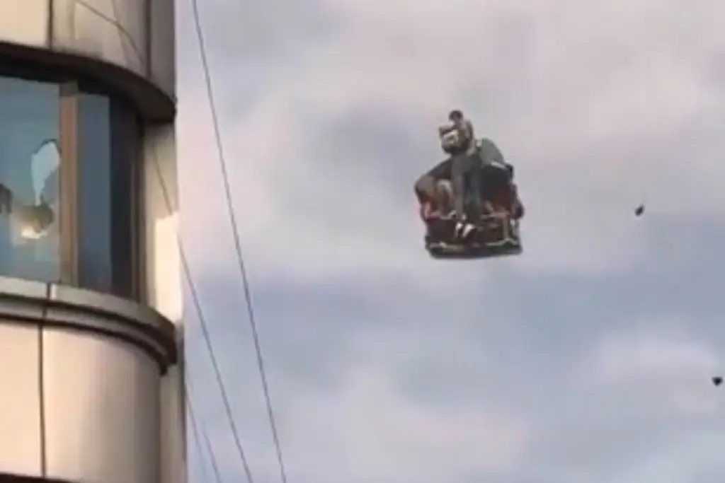 Imagen Varios políticos huyen colgados de un helicóptero en Nepal 