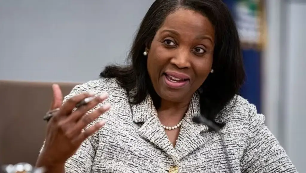 Imagen Jueza de EU frena por ahora el despido de Lisa Cook de la Fed ordenado por Trump
