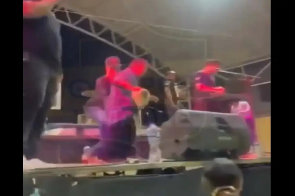 Imagen Repudian a grupo musical que lanzó a persona con discapacidad del escenario (+Video)