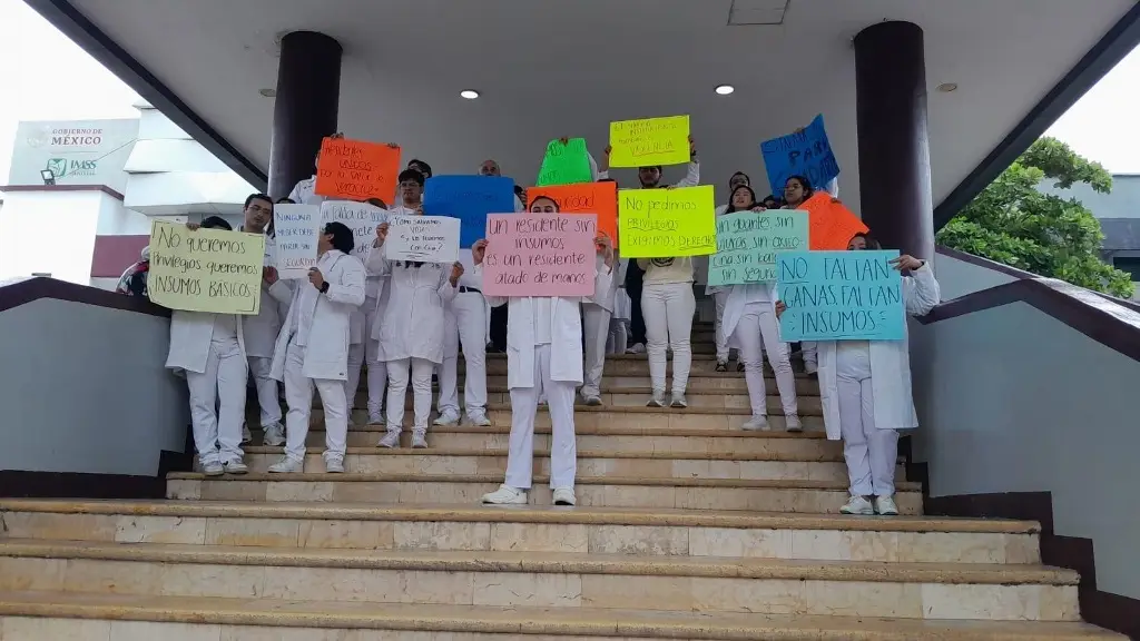Imagen Médicos residentes se manifiestan en el Hospital Regional por falta de insumos y material de protección