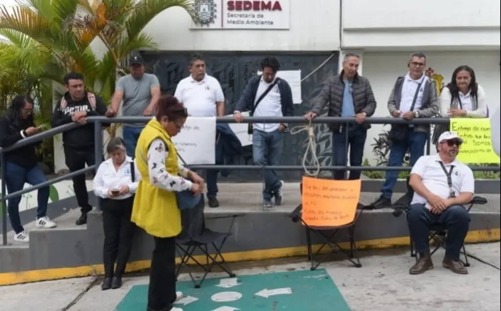 Imagen Trabajadores despedidos de Sedema Veracruz inician huelga de hambre y toman oficinas