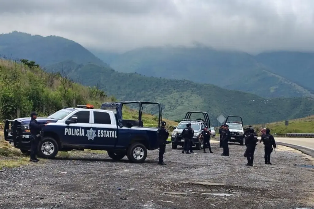 Imagen Abandonan cuerpo embolsado y encobijado a un costado de la autopista Orizaba-Puebla