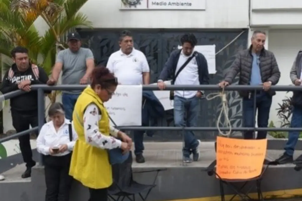 Imagen Trabajadores despedidos de Sedema Veracruz inician huelga de hambre y toman oficinas en Xalapa