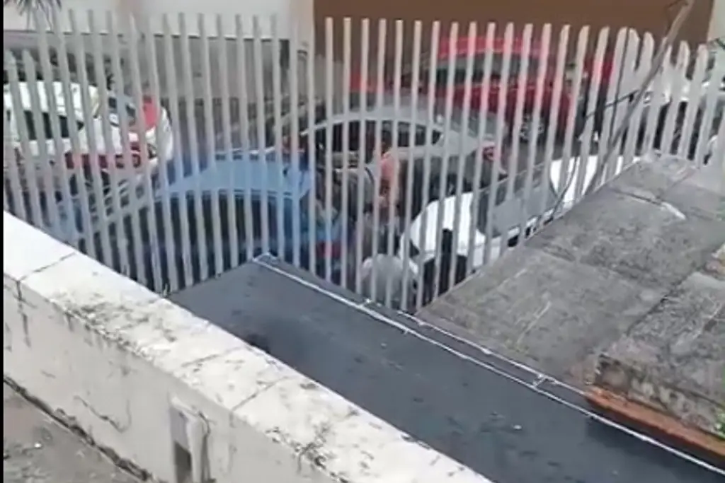 Imagen Taxista y adulto mayor se agarran a golpes afuera de Ciudad Judicial de Veracruz 