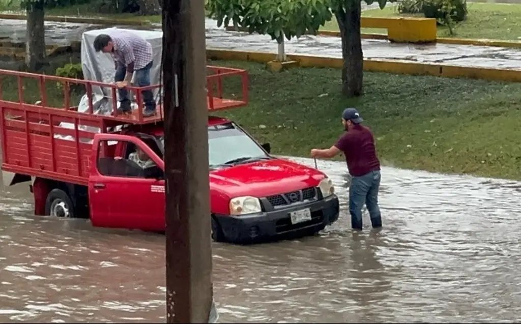 Imagen Poza Rica bajo el agua; carros varados y bulevares afectados deja fuerte lluvia