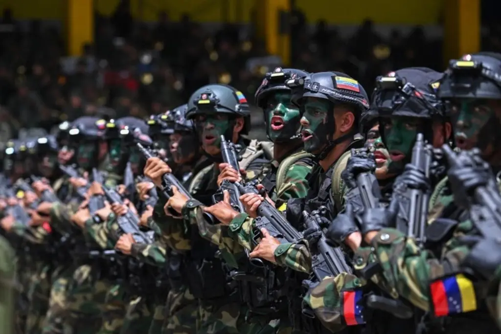 Imagen Maduro anuncia nueva jornada de entrenamientos militares ante amenaza por presencia de buques de EU