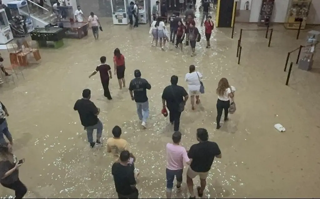 Imagen Hasta los cines y plazas quedaron bajo el agua tras aguacero en Poza Rica, Veracruz 