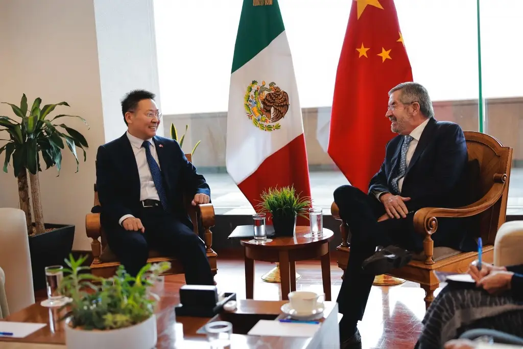 Imagen Embajador chino visita la SRE tras anuncio de aranceles; priorizan 'diálogo respetuoso'