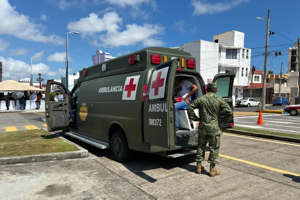 Imagen Más de 10 jóvenes del Servicio Militar a punto del desmayo en ceremonia de Niños Héroes en Veracruz
