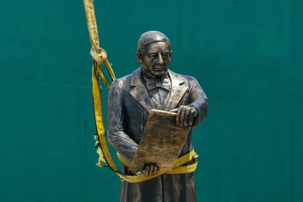 Imagen Reinstalan monumento a Benito Juárez en malecón de Coatzacoalcos, Veracruz