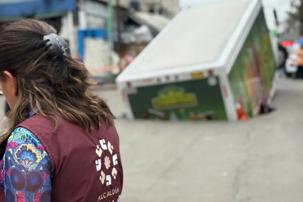 Socavón se ‘traga’ camión repartidor de refrescos en CDMX (+Video)