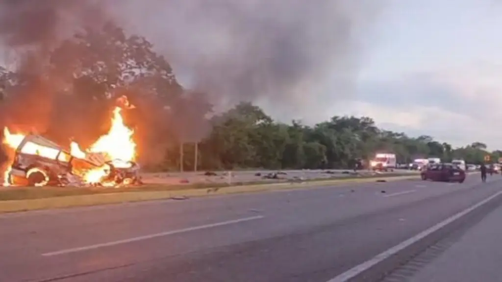 Imagen Deja 15 muertos accidente entre taxi colectivo, automóvil y camión de carga en Yucatán