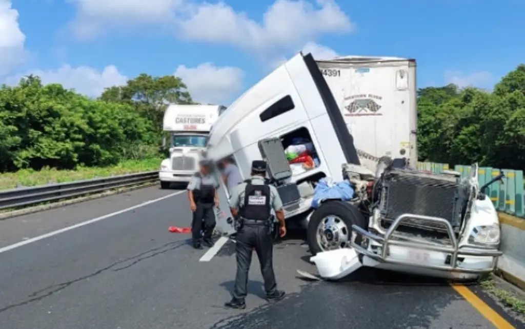 Imagen Aparatoso choque provoca cierre parcial de circulación en carretera de Veracruz