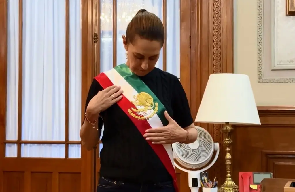 Imagen Sheinbaum presume la banda presidencial que usará en el Grito de Independencia