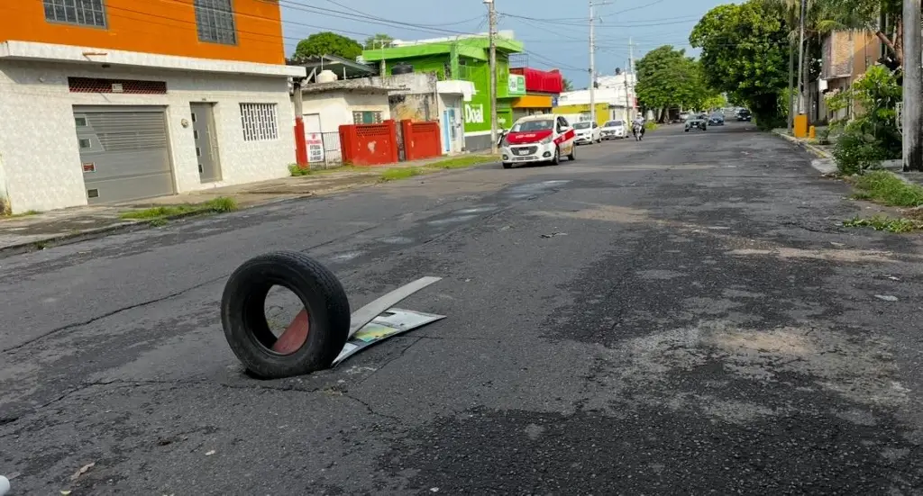 Imagen Vecinos reportan socavón en la colonia centro de Veracruz 