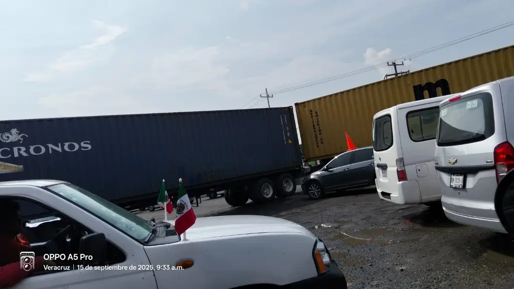 Imagen Caos vial en la Veracruz - Xalapa; hay largas filas de autos 