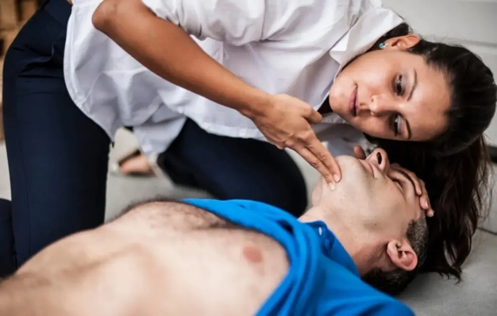 ¿Cómo aplicar maniobras de primeros auxilios? Checa esta información 