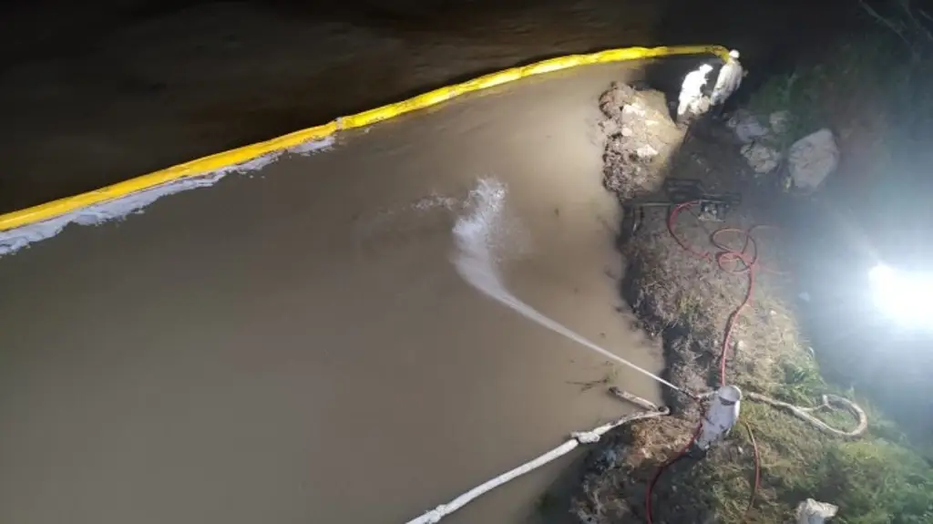 Imagen Intentan contener contaminación con hidrocarburo del río Cazones, al norte de Veracruz