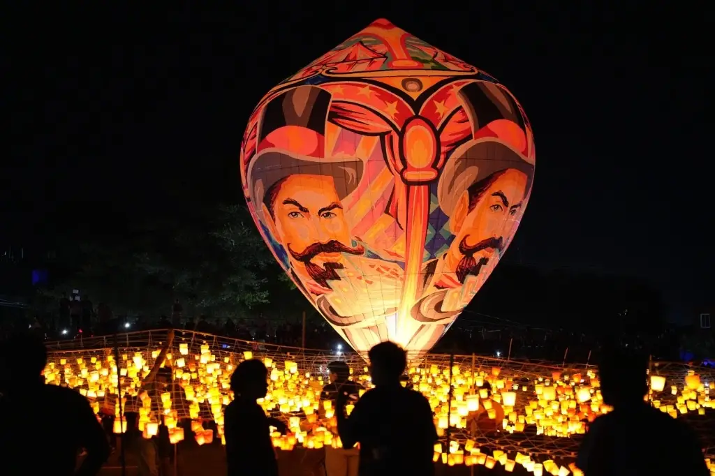 Imagen Son hechos con millones de cuadritos de papel de china para iluminar el cielo en Fiestas Patrias