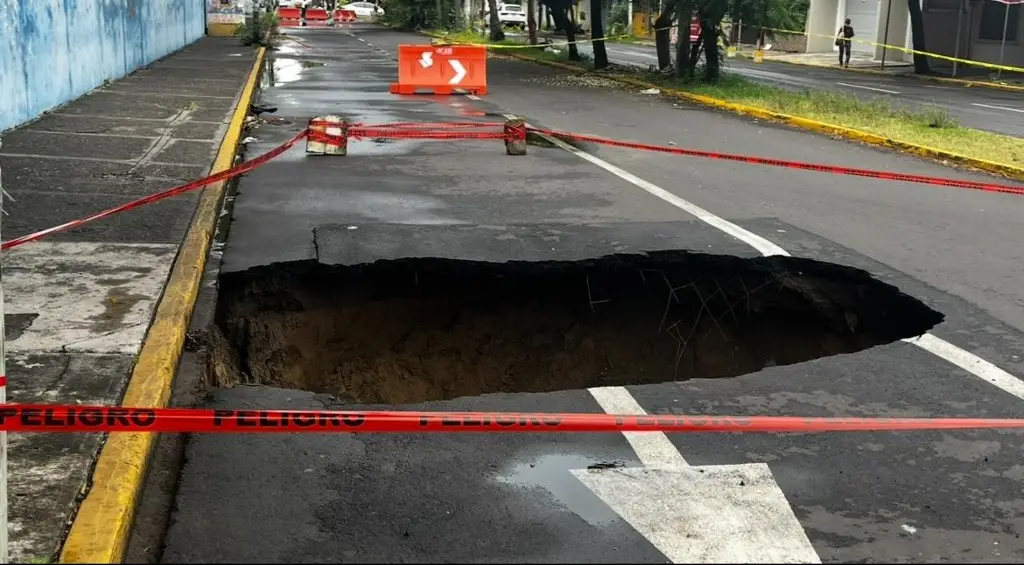 Mega socavón en calles de Costa Verde en Boca del Río