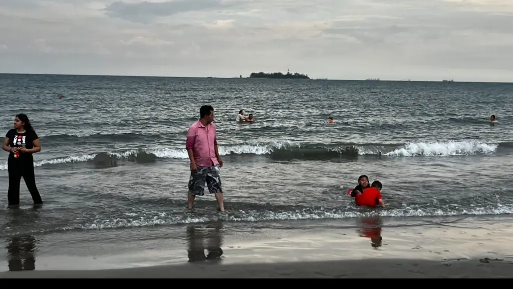 Imagen A pesar del mal clima así luce la playa Villa del Mar en Veracruz 