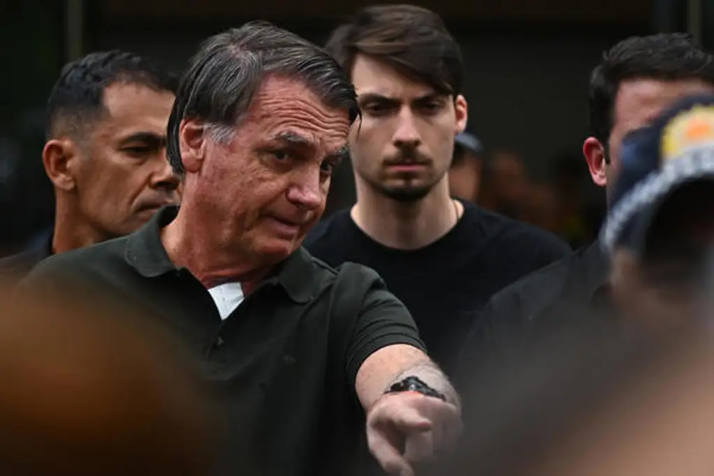 Imagen Jair Bolsonaro, expresidente de Brasil, permanecerá hospitalizado por fuerte malestar