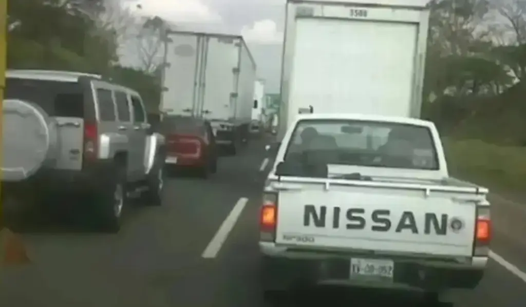 Imagen Hay cierre de circulación en autopista de Veracruz; tome sus precauciones 