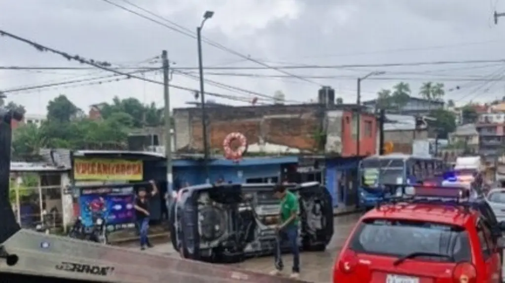 Imagen Conductor se distrae; provoca volcadura en colonia de Córdoba, Veracruz 