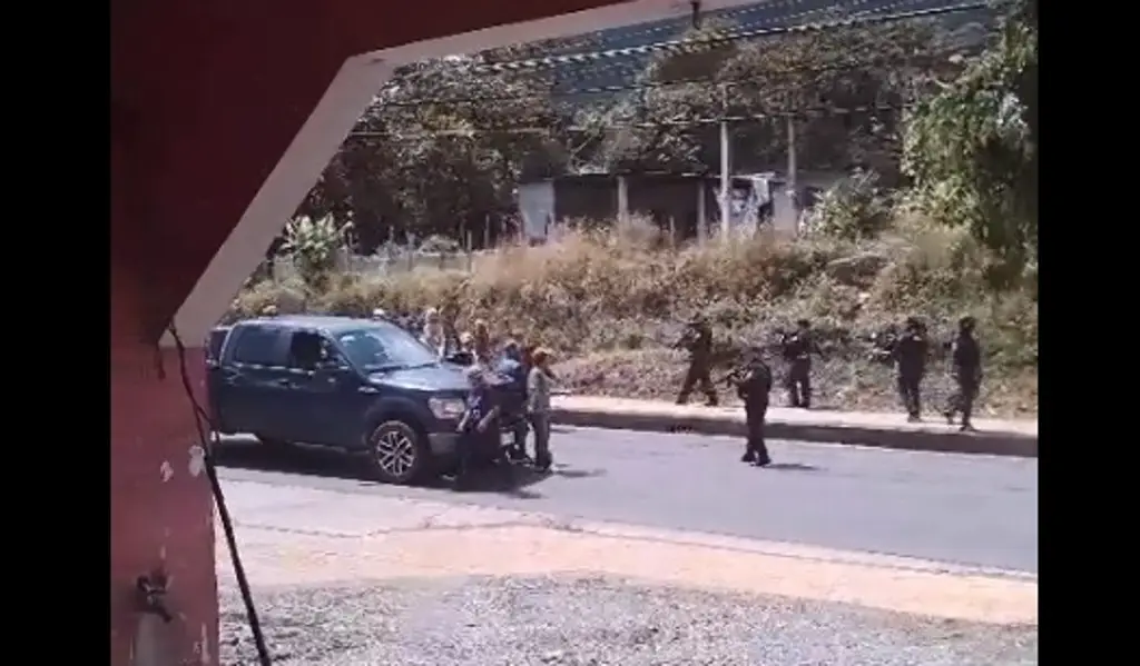 Imagen Mueren dos hombres tras enfrentamiento con policías en Chocamán, Veracruz