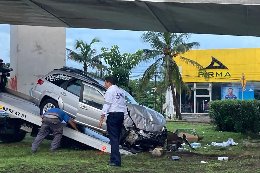 Imagen Camioneta se estrella con puente de La Boticaria